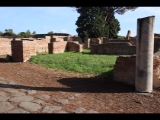 02484 ostia - regio v - insula vii - sede degli augustali (v,vii,1-2) - raum li des eingangs - bli ri suedosten - 01-2024.jpg